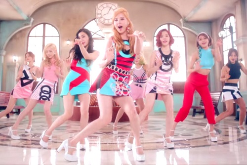 Boc gia vay ao hang hieu cua SNSD trong MV moi hinh anh