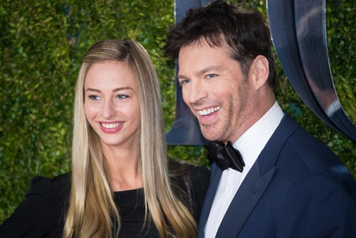 Con gai giam khao American Idol bi bat hinh anh