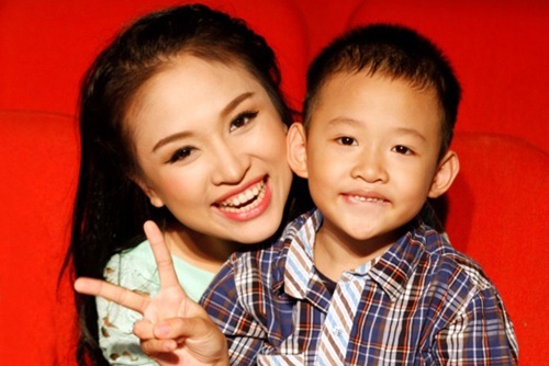 Goc khuat sau canh ga cua nang MC don than Van Hugo hinh anh