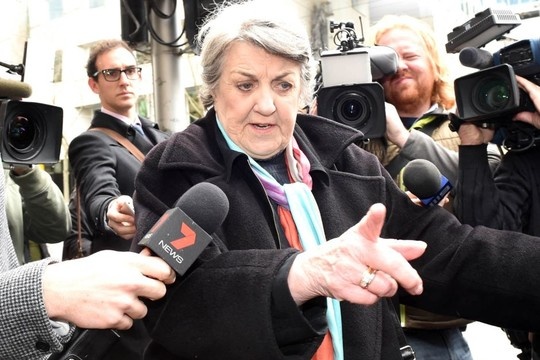 Nu dien vien 74 tuoi nhan an lam dung tinh duc be gai hinh anh