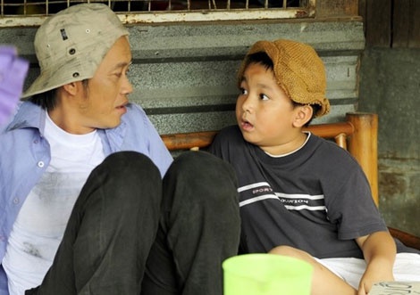 Hoài Linh và bé Nguyễn Hoàng Quân, con nuôi của anh.