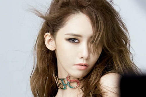 Yoona (SNSD) khoe chan dai tren tap chi hinh anh