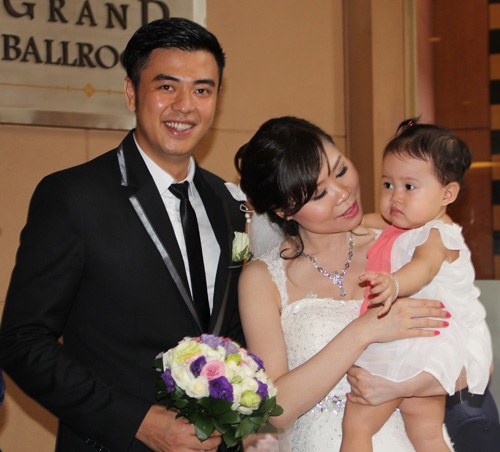 Vợ MC Tuấn Tú luôn đứng ngoài hào quang showbiz