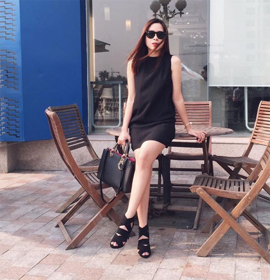 Váy liền thân đơn màu thiết kế chiều dài ngắn trên đầu gối, dáng suông  đơn giản là dáng váy bất kì cô nàng nào cũng nên có. 