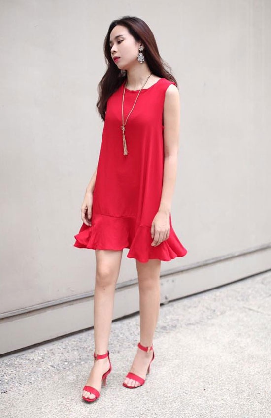 Tham gia tiệc tùng hay hẹn hò cuối tuần váy hạ eo tông đỏ nổi bật là  style mang đến cho nữ giám khảo The Voice Kids nét trẻ trung, nổi bật.