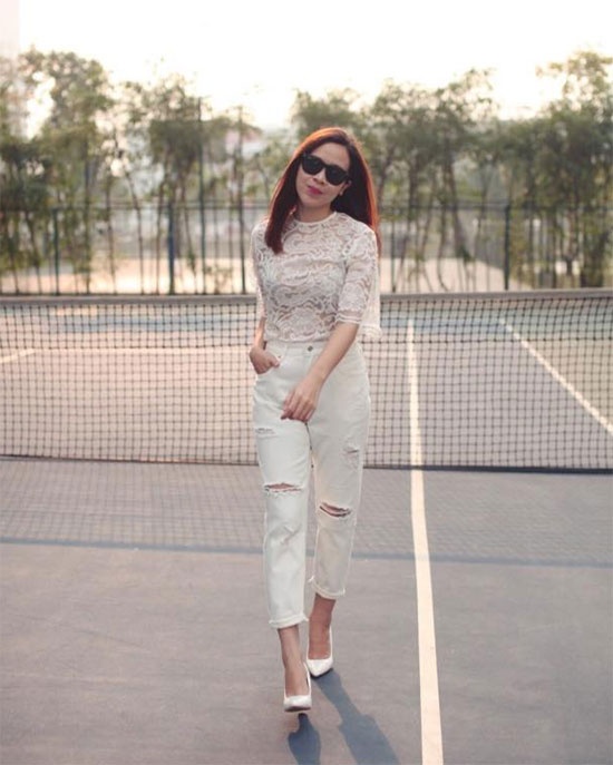 Quần jean rách xắn gấu bụi bặm không chỉ dành cho các nàng tuổi teen,  ở tuổi ngoài 30 bạn vẫn có thể diện dáng quần cá tính này khi dạo phố.