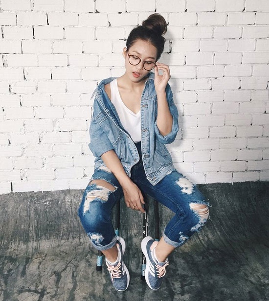 Khả Ngân bụi phủi, năng động với áo denim, quần jean rách và giày thể thao.