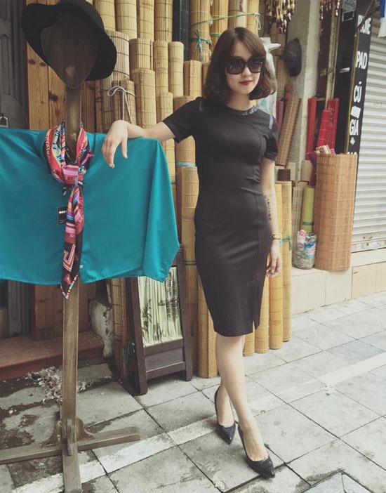 Bà mẹ một con Mi Vân khoe eo thon, dáng chuẩn với váy đen thiết kế ôm sát.