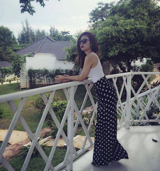 Nếu sở hữu chiều cao tương đối bạn hoàn toàn có thể tự tin diện  chân váy chấm bi dáng dài như Hạnh Sino.