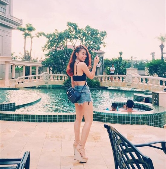 Trong chuyến đi tới Vũng Tàu, Ngọc Thảo chọn style  gợi cảm và khỏe khoắn để khoe dáng chuẩn.