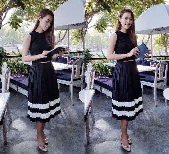 Diệp Bảo Ngọc đẹp dịu dàng với váy xếp li, giày cao gót. Mái tóc cũng được  để thả nhẹ nhàng rất hợp với khuôn mặt thanh tú của cô.
