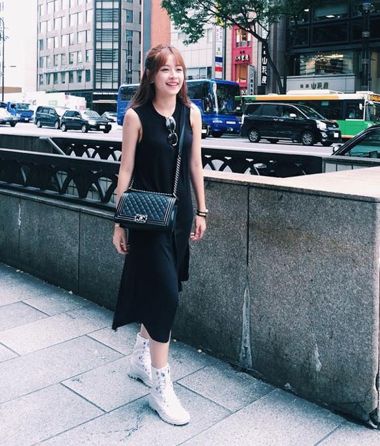 Chi Pu cũng diện váy đen khi tới Nhật Bản, tuy nhiên với dáng  váy dài phong cách cô nàng chọn đôi giày thể thao buộc dây đi cùng.