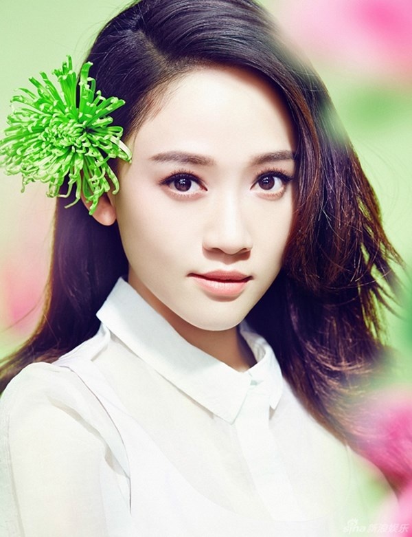 Trần Kiều Ân bén duyên điện ảnh khi tham gia các bộ phim truyền hình như Hoa oải hương, Ngàn vàng tiểu thư... Người đẹp thực sự trở thành ngôi sao đình đám sau thành công của tác phẩm Hoàng tử ếch, sánh cặp với Minh Đạo.