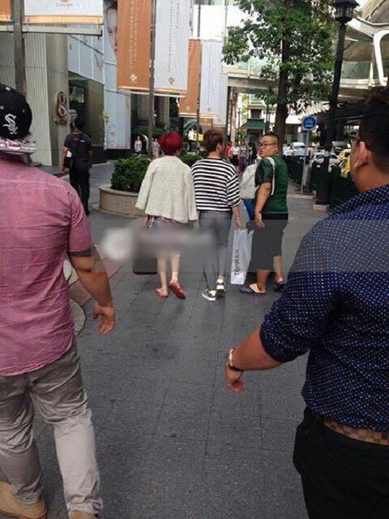 Sơn Tùng M-TP và Thiều Bảo Trâm tay trong tay tại Thái Lan.