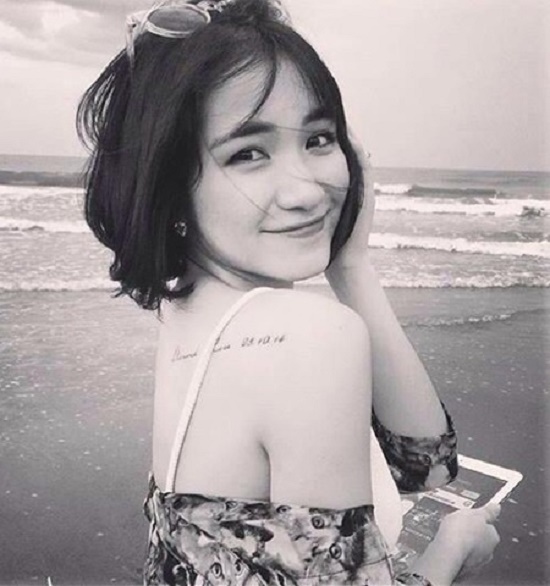 Các fan cho rằng hình xăm sau lưng Hòa Minzy tiết lộ ngày yêu Công Phượng.