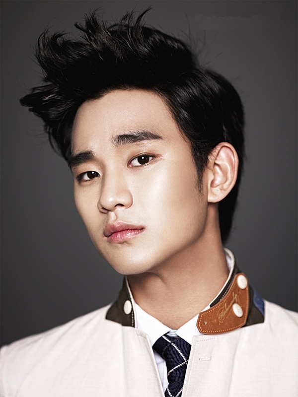 Kim Soo Hyun ... Tuy nhiên, trong cuộc phỏng vấn với tạp chí People hồi tháng 8, Kim Soo Hyun thừa nhận từng là một cậu nhóc nhút nhát. Đó cũng chính là lý do đưa anh đến với diễn xuất. 