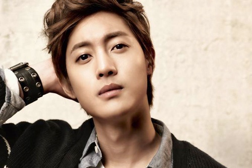 Ban gai cu sinh con cho Kim Hyun Joong? hinh anh