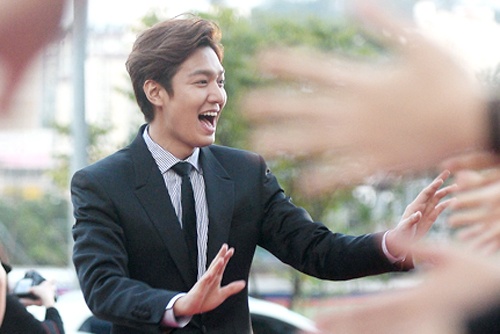 Lee Min Ho hon ho tren tham do le trao giai phim Seoul hinh anh