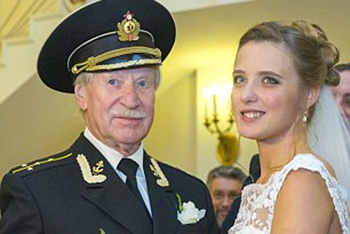 Dien vien Nga lay vo kem 60 tuoi hinh anh