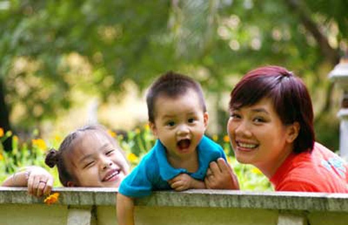 Bông Mai hiện một mình nuôi hai con