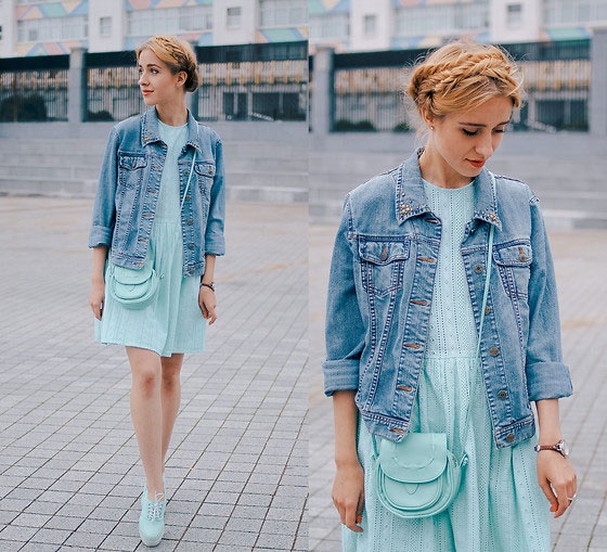 Bạn yêu thích vẻ đẹp nhẹ nhàng có thể mặc váy xanh màu bạc hà kết hợp áo khoác jeans cá tính.