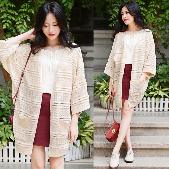 Cardigan dáng dài có thể phối cùng áo sơ mi, chân váy mini hay váy liền thân tùy theo ý thích. Cô nàng dáng cao và thanh mảnh rất hợp với style này.
