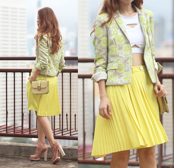 Ngày hẹn hò, bạn đừng bỏ qua set đồ với chân váy xòe xếp ly màu vàng, áo cut out trắng và blazer họa tiết hoa ngoài cực đáng yêu nhé.