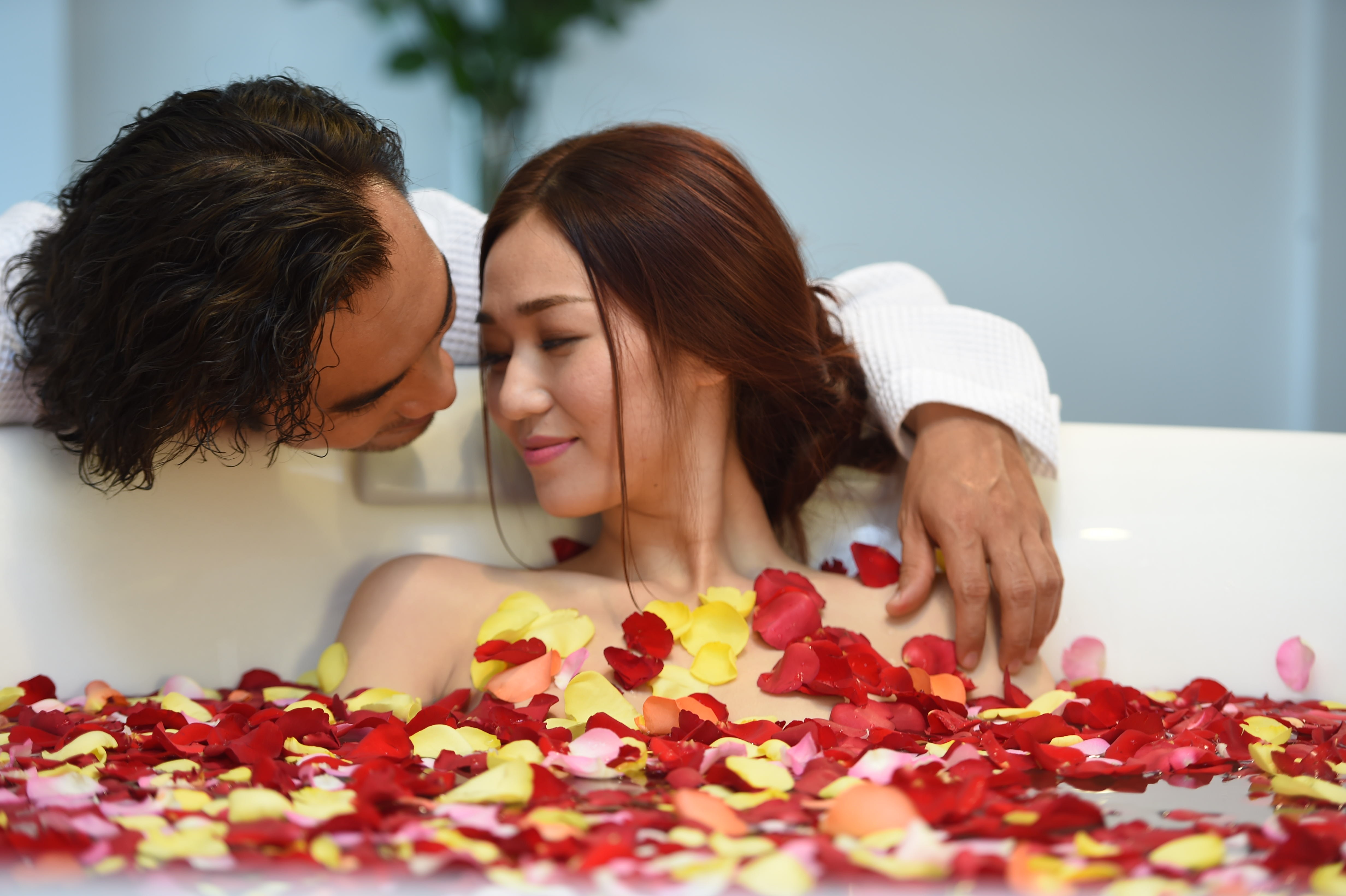 Có tên ban đầu là Hãy ẵm em ra biển, phim xoay quanh mối tình tay ba giữa Huy (Đức Hải), Vy (Việt Trinh) và Uyên (Khánh My). Huy và Vy là đôi uyên ương hạnh phúc. Tuy nhiên, những bộn bề của cuộc sống đã cuốn họ theo 2 con đường khác nhau: Vy nhận ra sự vắng bóng của người chồng, còn Huy tìm thấy niềm vui bên Uyên.