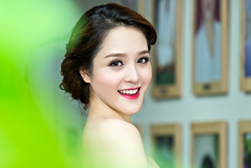 A hau Hoang Anh mac vay tre nai, khoe vai tran hinh anh