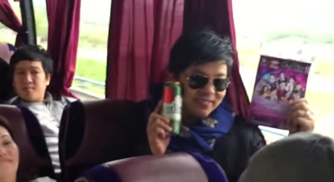 Quang Le - Hoai Lam hat moc tren oto hinh anh