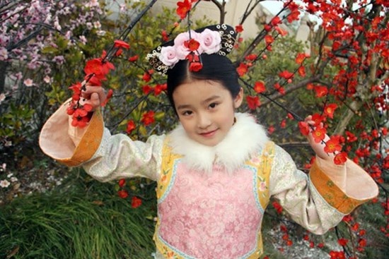 Sài Úy sinh năm 2002, đóng phim từ khi lên 9 tuổi. Cô bé chiếm trọn trái tim khán  giả nhờ vai Thừa Hoan cách cách trong bộ phim đình đám Bộ bộ kinh tâm.