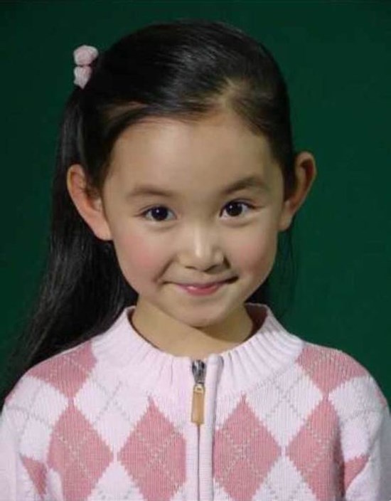 Sinh ngày 1/1/2001, Tưởng Y Y đóng phim từ khi lên 6 tuổi. Cô bé trở thành sao nhí được đông đảo khán giả yêu mến sau khi tham gia các bộ phim Cố mộng,  Mẫu nghi thiên hạ, Ỷ thiên đồ long ký, Mỹ nhân tâm kế....