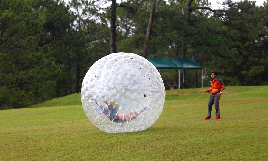 Đội Cam ở thử thách chơi bowling bằng bóng người.