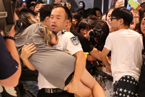 Fan ngat xiu vi chen nhau nhin Lee Hong Ki hinh anh