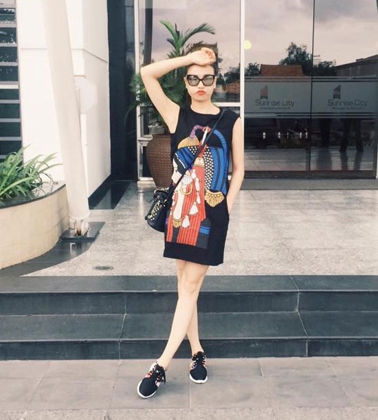 Áo thun trắng, quần skinny là item năng động thường xuyên được  Trà Ngọc Hằng diện khi xuống phố.