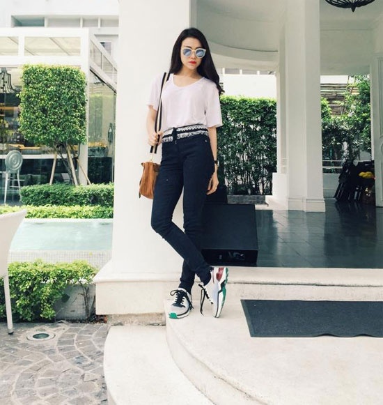 Muốn tôn chiều cao thì dáng váy ngắn trên đầu gối như  Trà Ngọc Hằng là style bạn nên học hỏi.