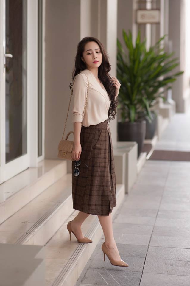 Đông Nhi cực phong cách với áo trễ vai, chân váy  denim xẻ và túi xách tua rua thời thượng.