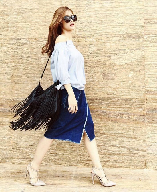 Lưu Hương Giang trẻ trung, hiện đại với áo thun tay lỡ, quần jean xắn gấu.  Giày, túi xách và mũ rộng vành được cô kết hợp cùng tông với nhau.