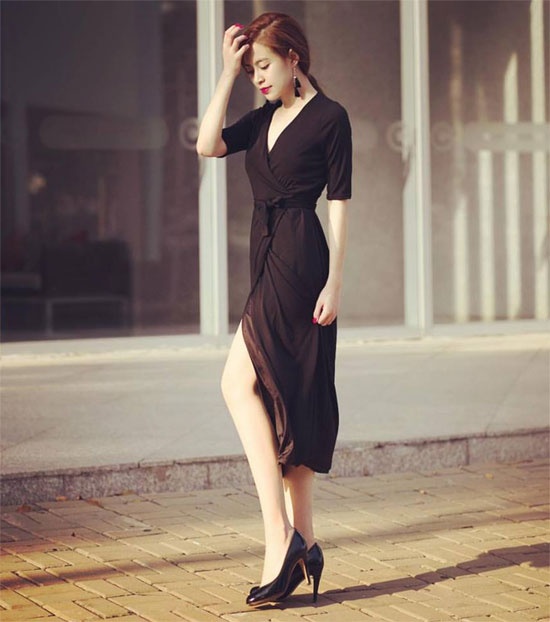 Tông màu đen Hoàng Thùy Linh diện không hề già và đơn điệu  khi được thiết kế xẻ gợi cảm. Đôi giày cao gót khá ăn ý với dáng  váy đồng thời  giúp cô thêm tôn dáng.