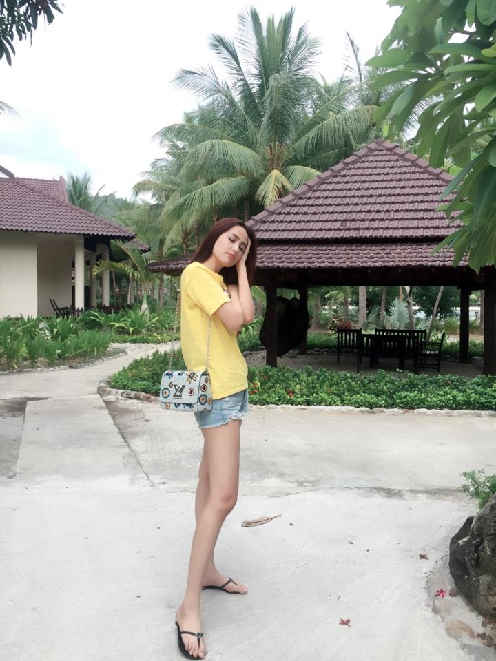 Mai Phương Thúy khoe chân dài miên man với quần short jean khỏe  khoắn. Sở hữu chiều cao tương đối thì đôi xỏ ngón như  Mai Phương Thúy là phụ kiện được nhiều cô gái lựa chọn.