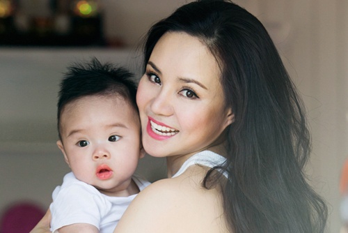 Vy Oanh lan dau khoe con trai hinh anh
