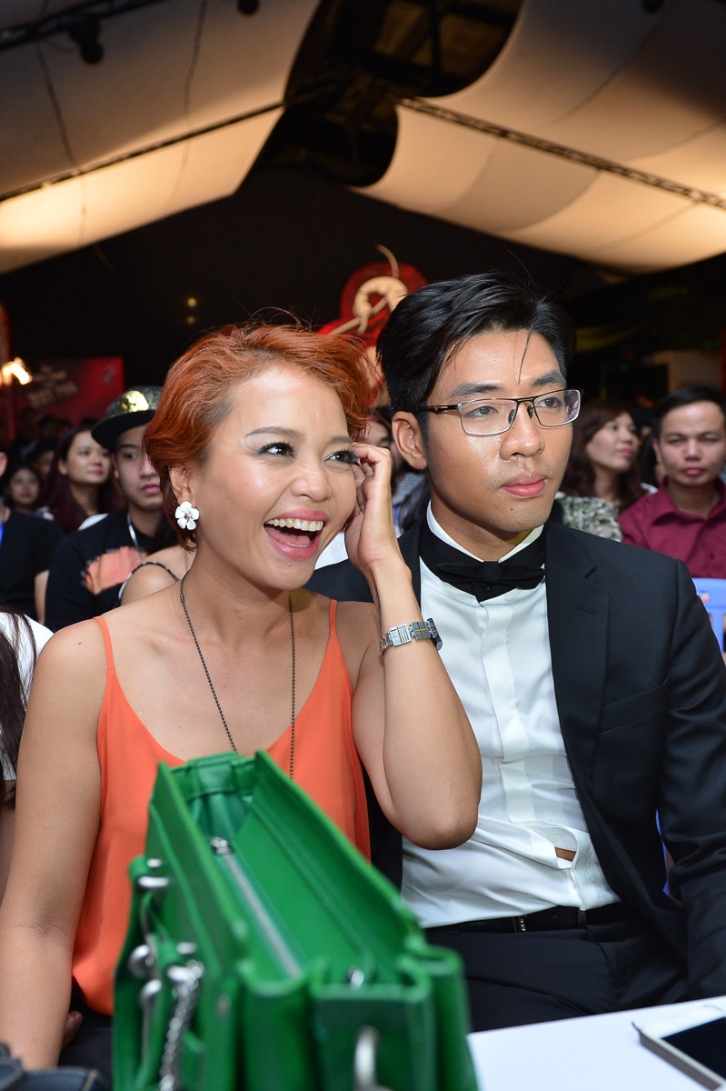 Tại Gala trao giải, đội Cam hạnh phúc trong vòng vây đồng nghiệp.