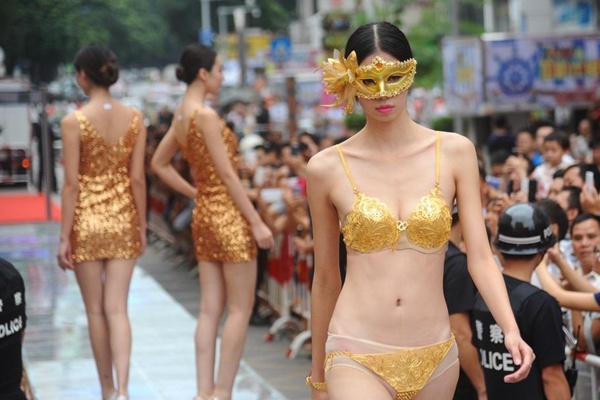 Trung Quoc: Trinh dien noi y vang giua pho hinh anh