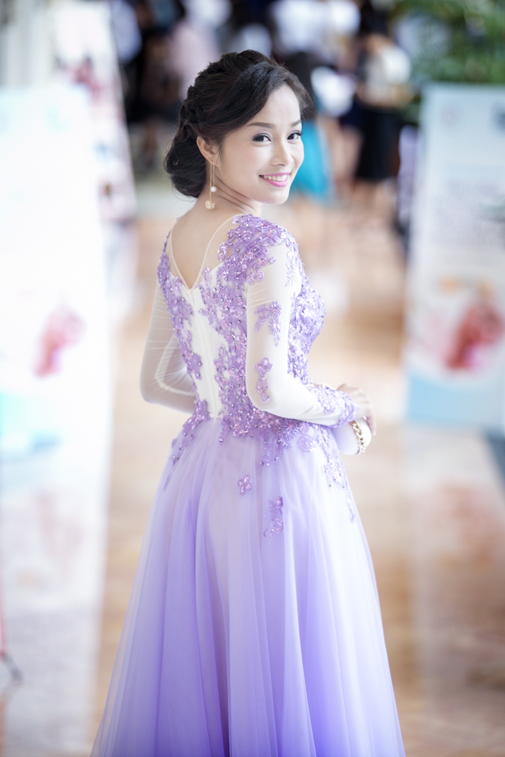 Không giống như Ngân, ở ngoài đời, Minh Hương thú nhận, cô không phải là bà vợ hay ghen. Cô có một tổ ấm hạnh phúc với ông xã tâm lý, biết chiều chuộng vợ và hai thiên thần đáng yêu 1 gái (5 tuổi) và 1 trai (2 tuổi). Trong suốt thời gian quay phim ‘Lời ru mùa đông’ kéo dài từ mùa hè sang mùa đông, ông xã Minh Hương đã giúp cô chăm lo cho hai con, để cô yên tâm hoá thân vào nhân vật.