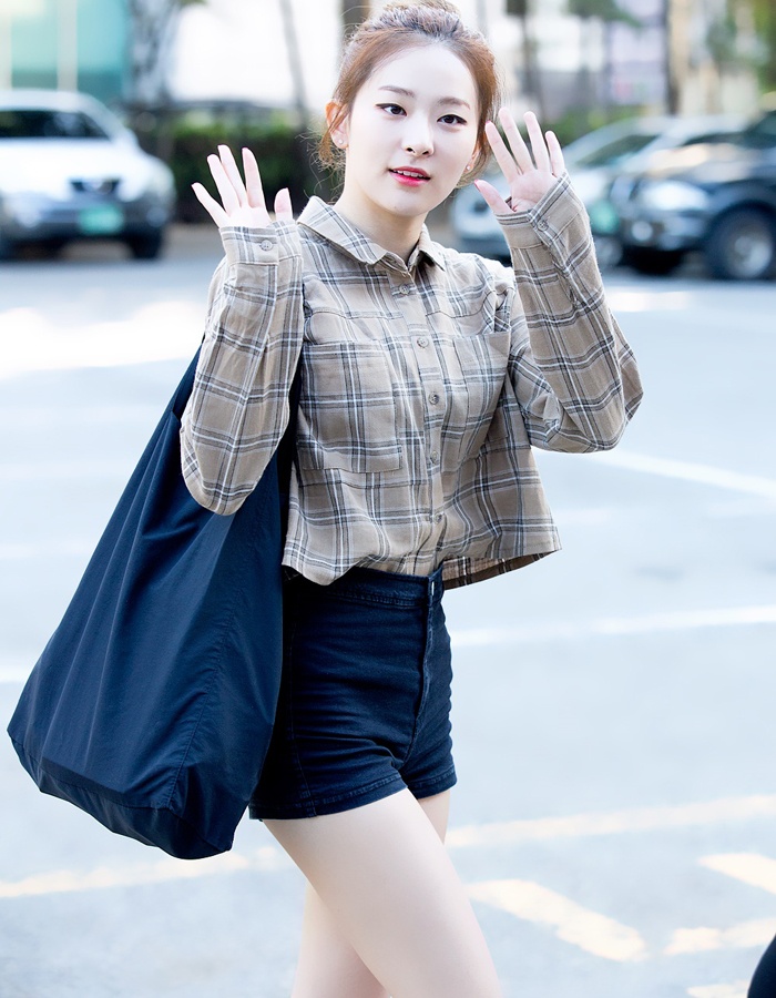 Seulgi (Red Velvet) chọn cho mình một phong cách cá tính với áo sơ mi croptop và quần short đen quyến rũ.