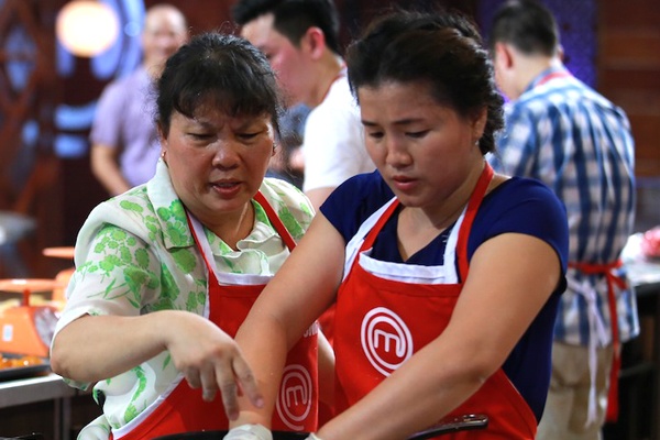 Thi sinh Vua dau bep mang dong doi, che giam khao hinh anh