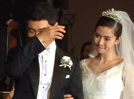 Huynh Hieu Minh khoc trong tiec cuoi co tich voi Angelababy hinh anh