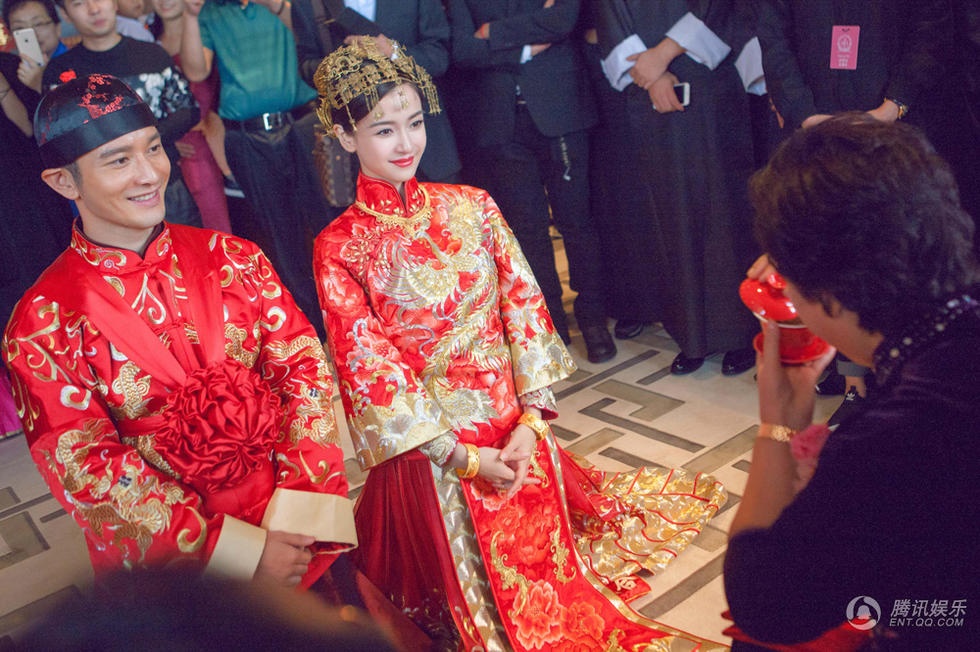 Huynh Hieu Minh - Angelababy quy goi dang tra trong dam cuoi hinh anh