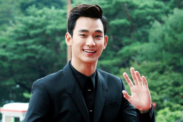 Fan noi gian vi Kim Soo Hyun bi doi xu te tai Trung Quoc hinh anh