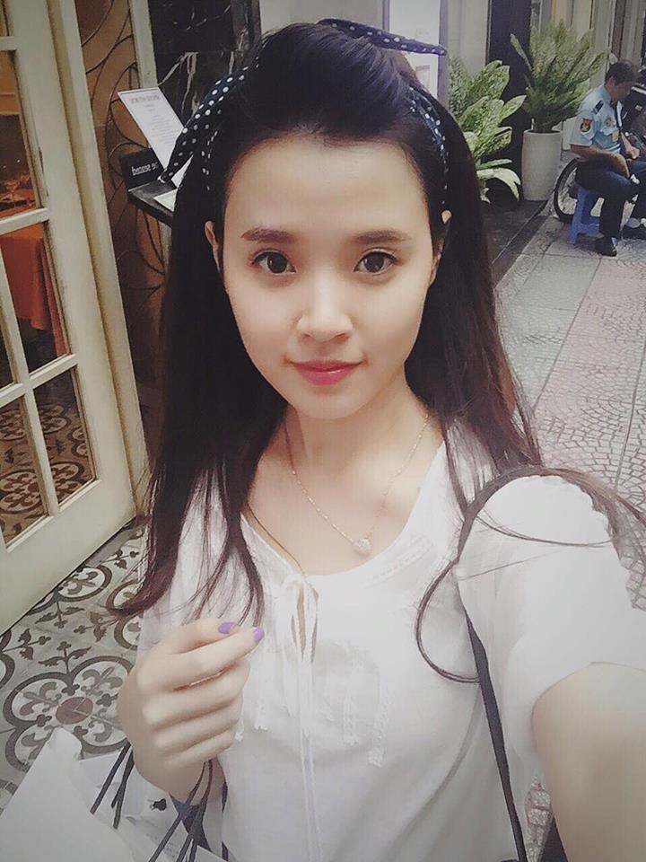 Midu là cô nàng chiếm được cảm tình của công chúng bởi gương mặt xinh xắn, thành tích học tập đáng nể cũng như phong cách thời trang trẻ trung, nhẹ nhàng và hiện đại.